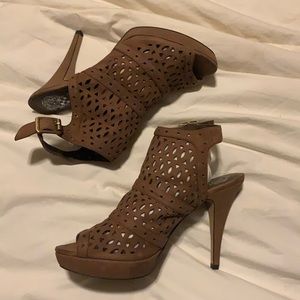 8 1/2 high heel Vince Camuto shoes